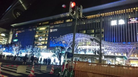 福岡市博多駅前のイルミネーションと共に。